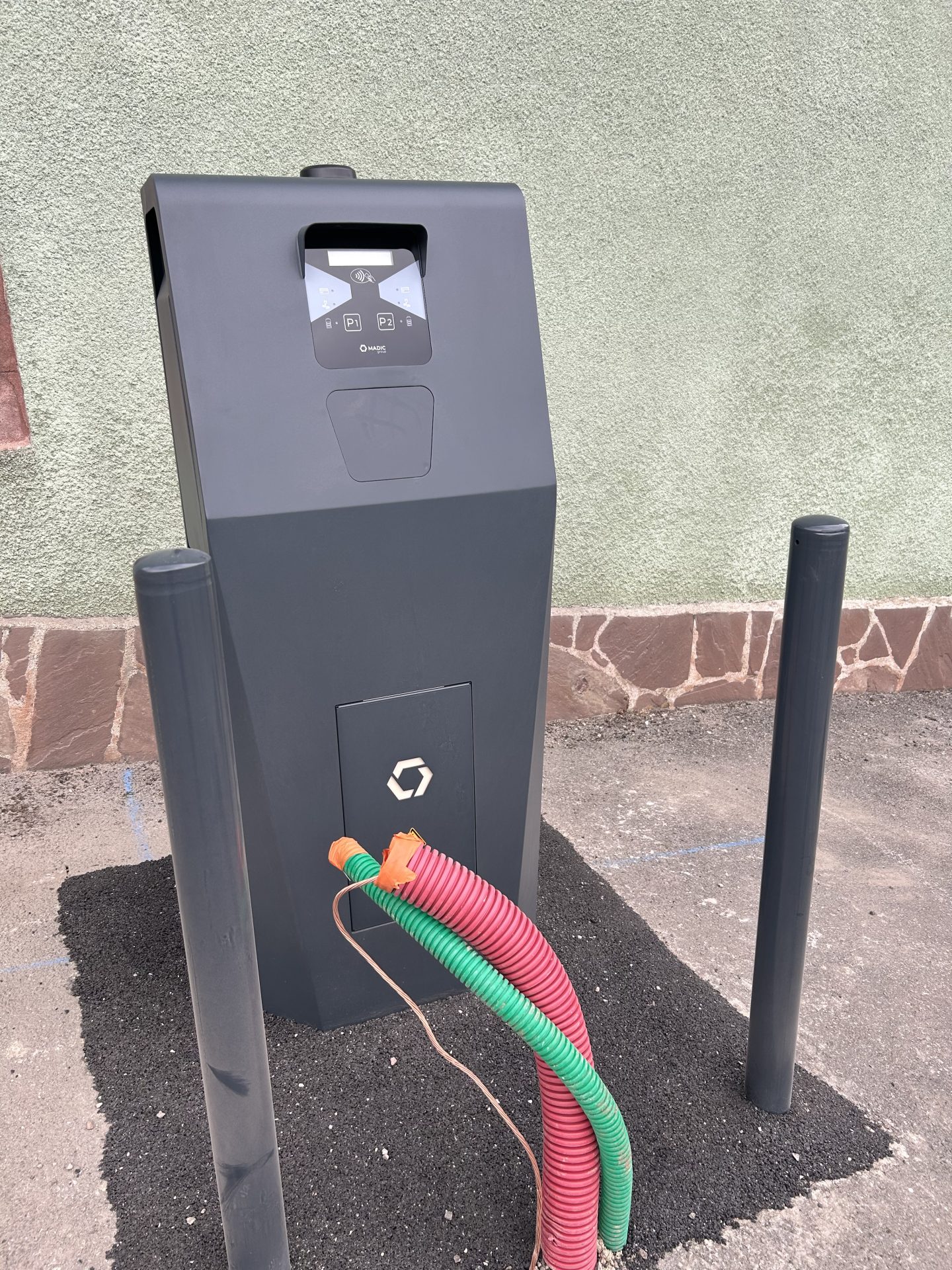 Lire la suite à propos de l’article BORNE DE RECHARGE ELECTRIQUE
